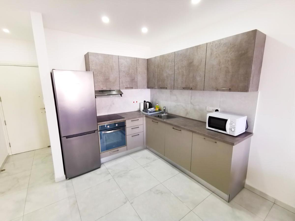 Sunny Daze Seaview Apartment Larnaca Dış mekan fotoğraf